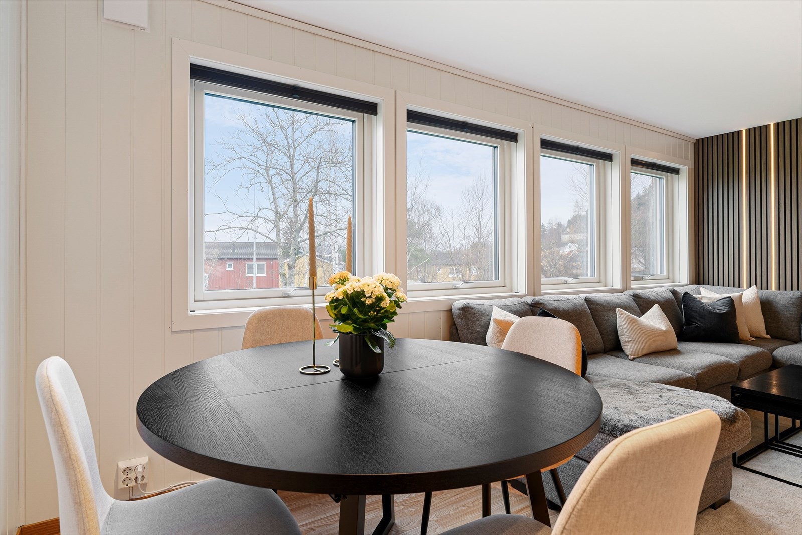 Store vindu slipper inn mye naturlig lys, og gjør rommet i sin helhet til et hyggelig oppholdsrom. Galleribilde