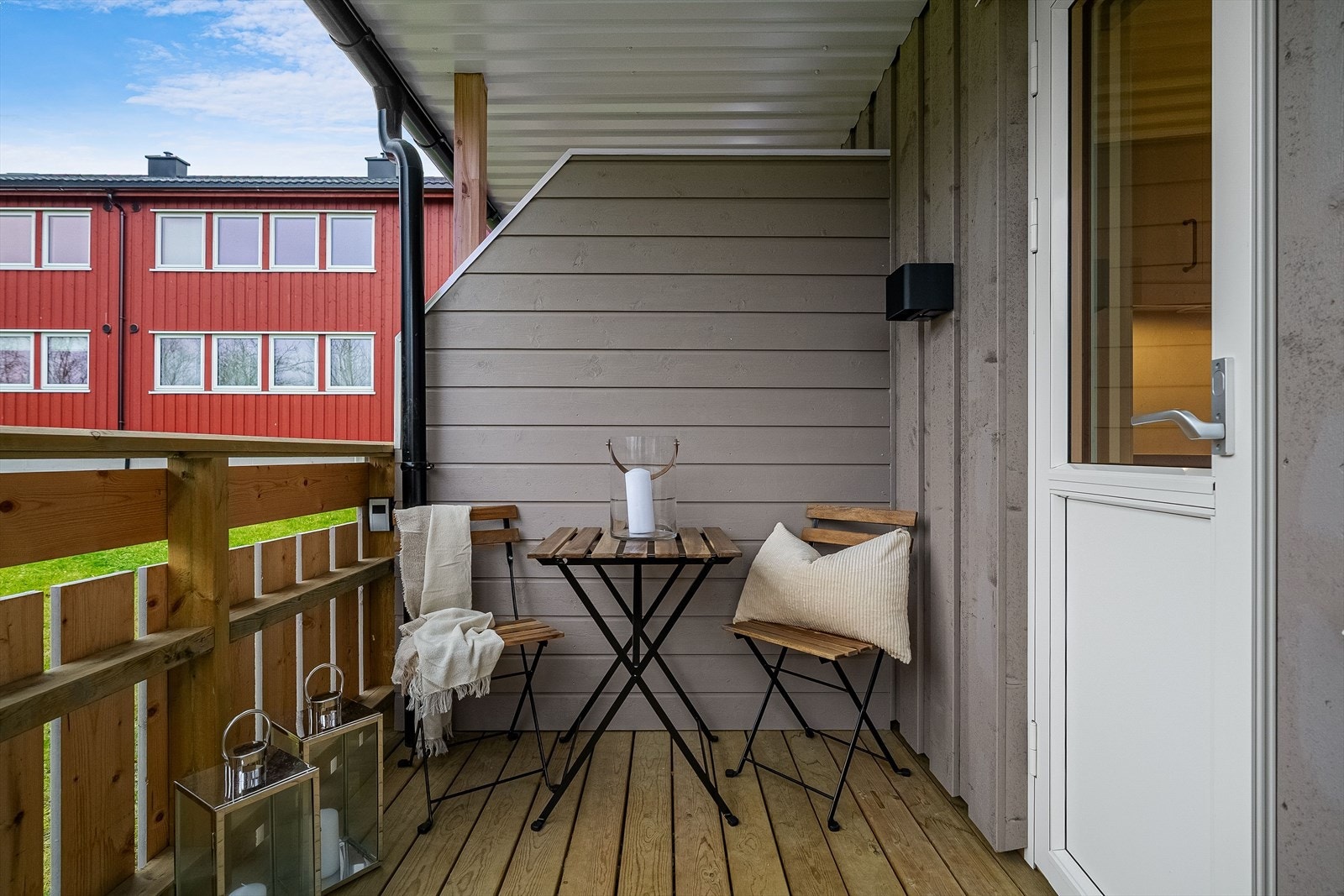 Verandaen er på 4 kvm med utsyn over grønne fine uteområder. Galleribilde