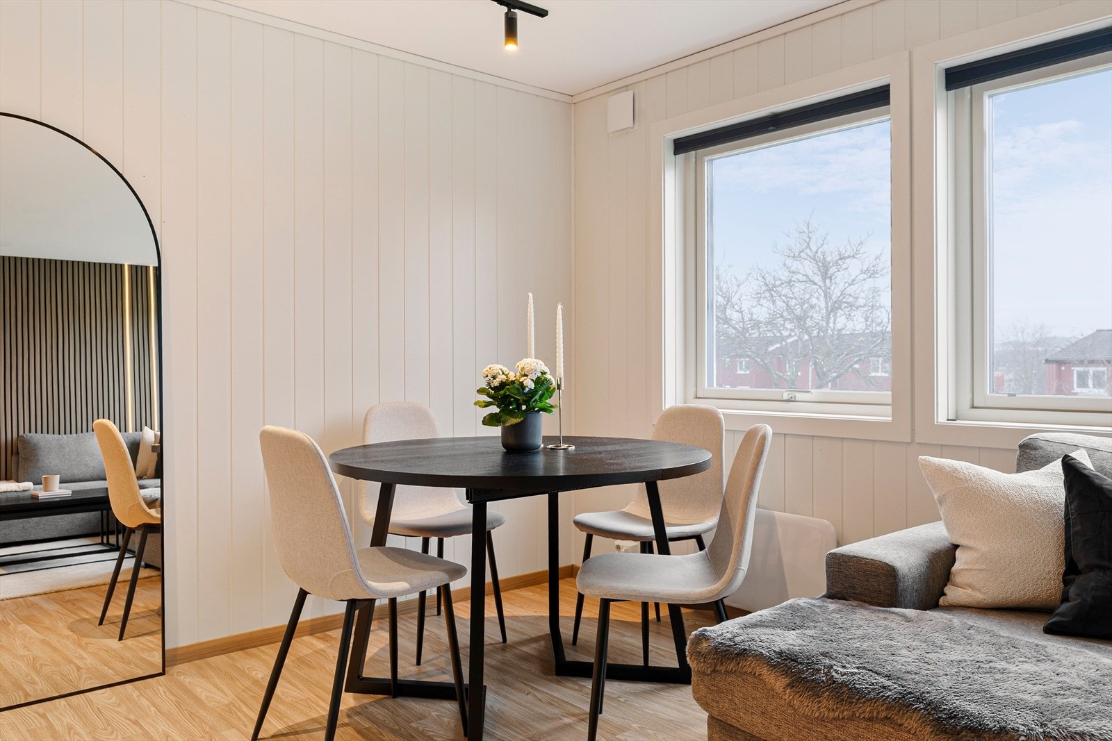 Spisebordet finner sin naturlige plass i enden av stuen med god plass til å samle familie og venner. Galleribilde
