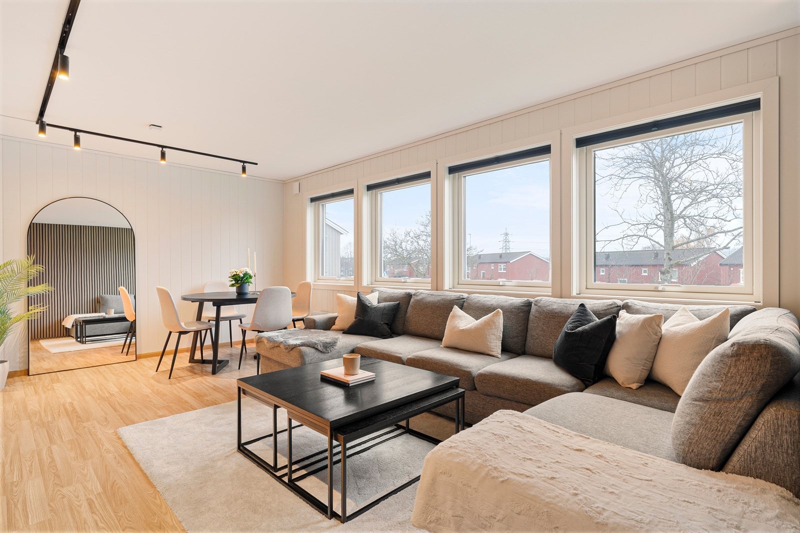 Romslig stue som er enkel å innrede med varme i gulv. Galleribilde