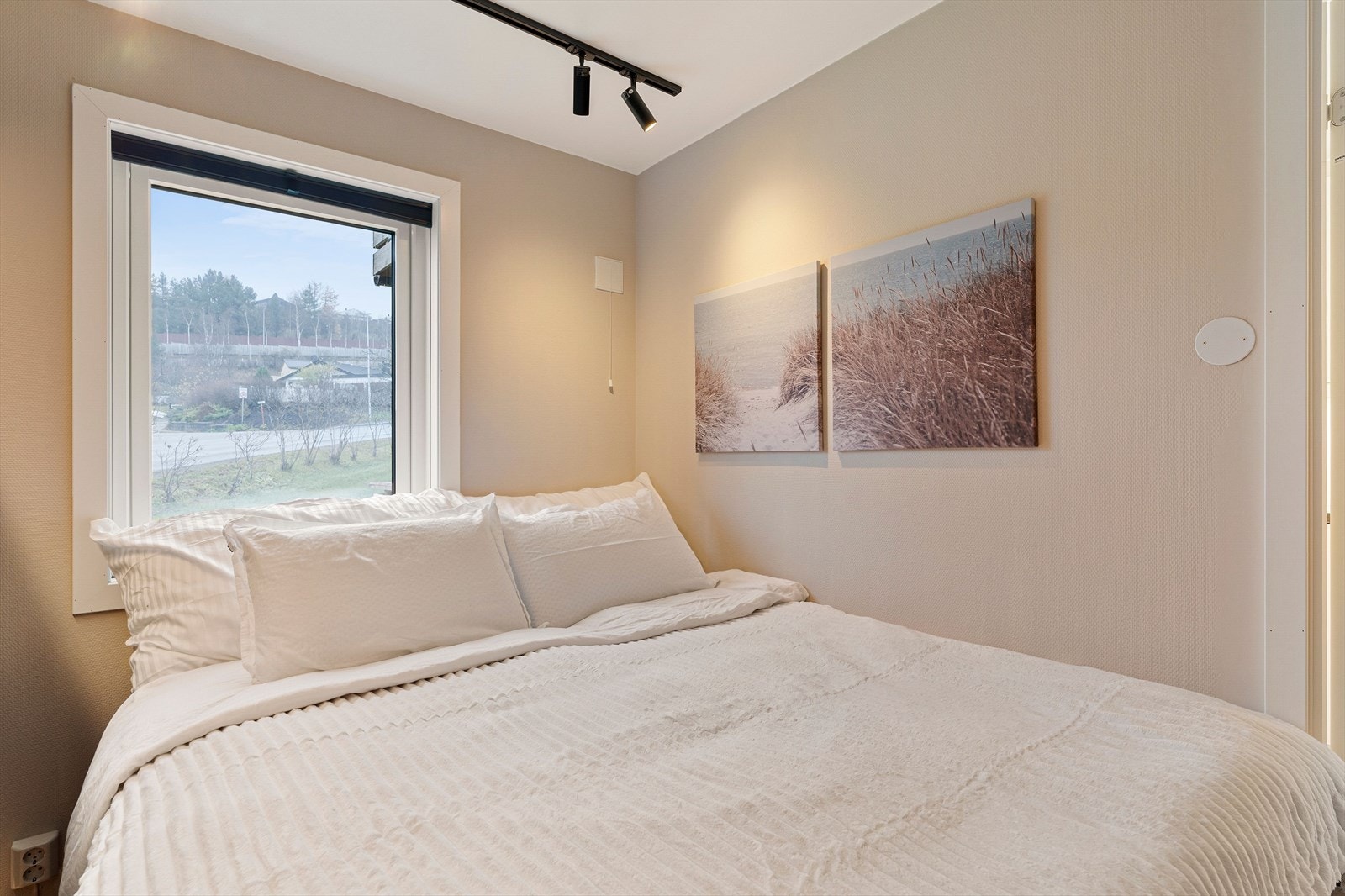 Soverommet vender ut som et stille og rolig område som gir godt sovemiljø. Galleribilde