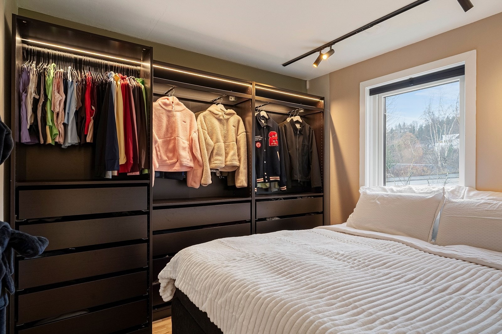 Soverommet er på 7 kvm og har god plass til dobbeltseng og garderobeskap. Galleribilde