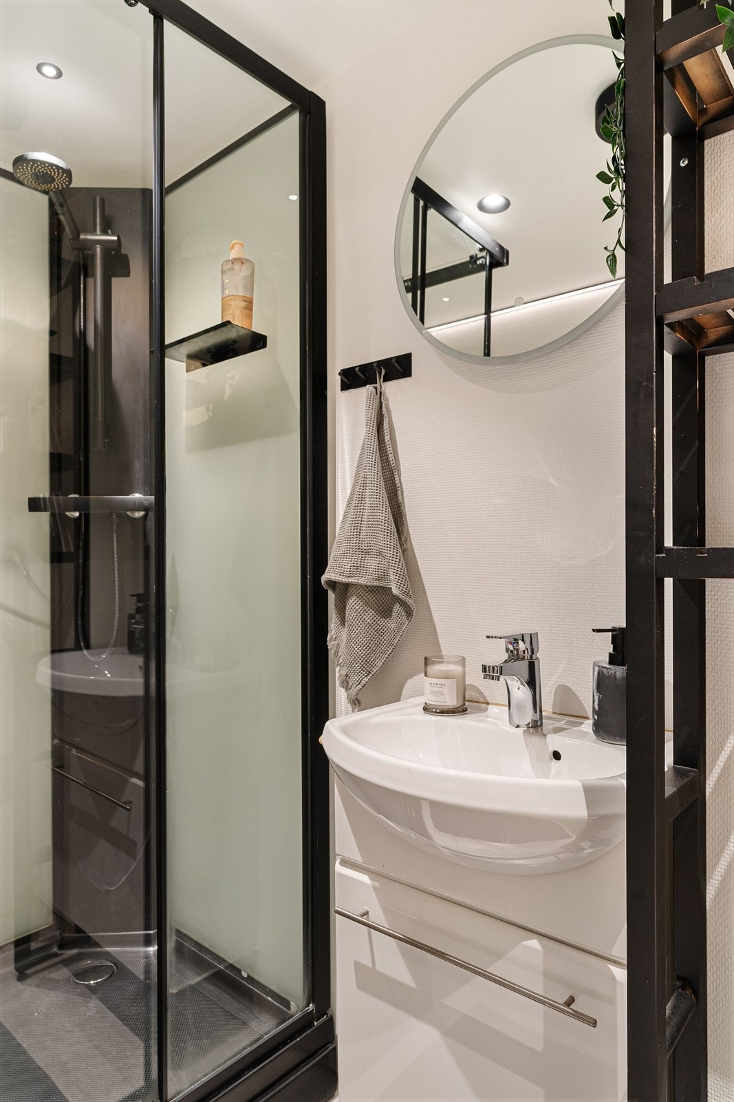 Badet er oppgradert i senere tid med nytt dusjkabinett, downlights og ledstripe i tak, speil med belysning og ny avtrekksvifte. Galleribilde