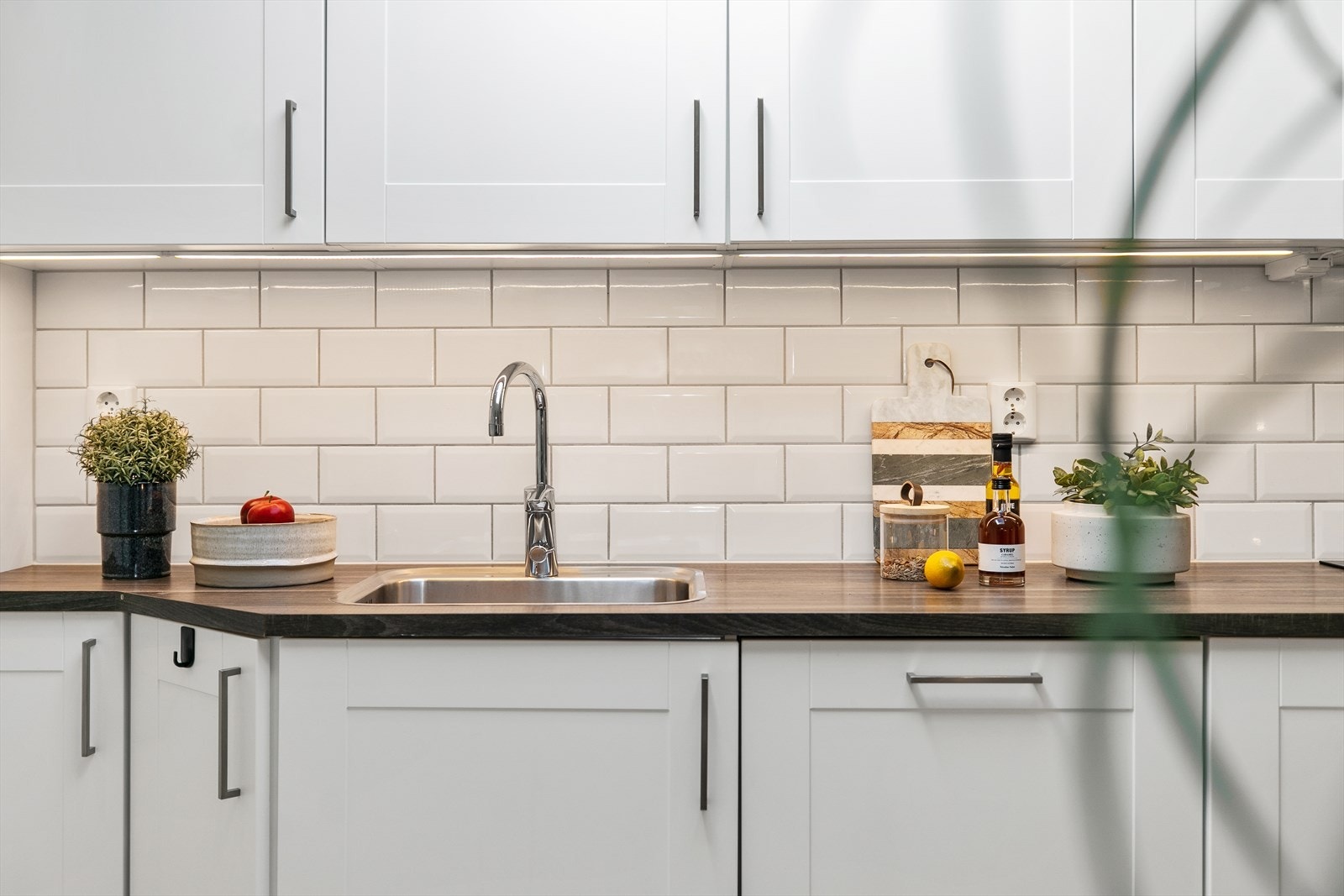 Det er godt med skap og benkeplass på kjøkkenet Galleribilde