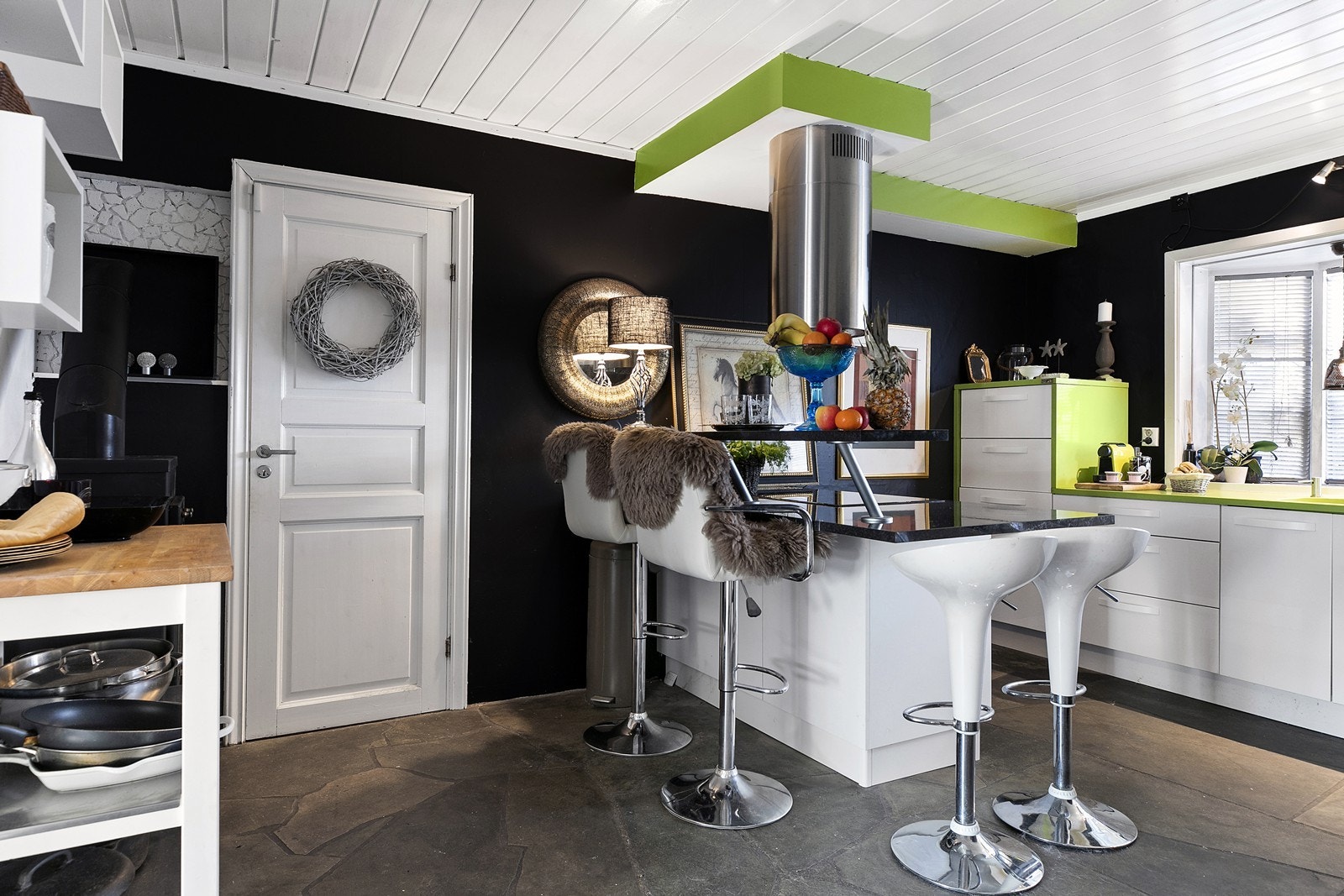 Kjøkkenøyen åpner for sosiale stunder under matlagingen Galleribilde