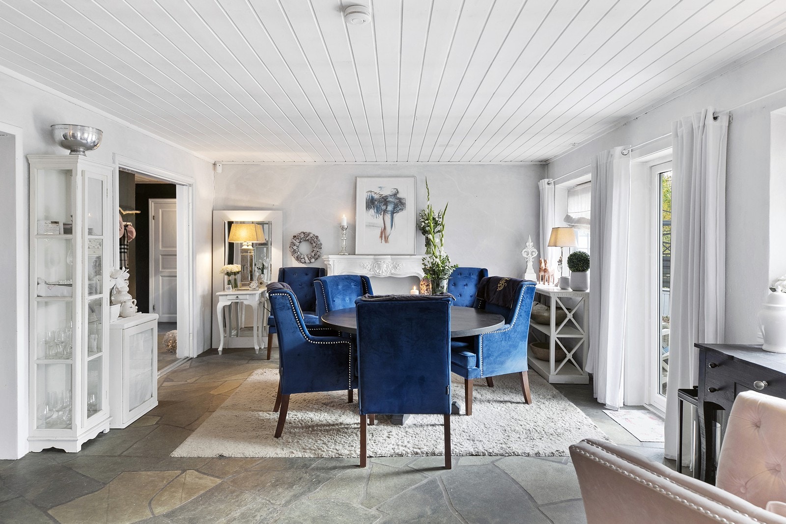 Spisestuen er av god størrelse og ligger i tilknytning til kjøkkenet Galleribilde