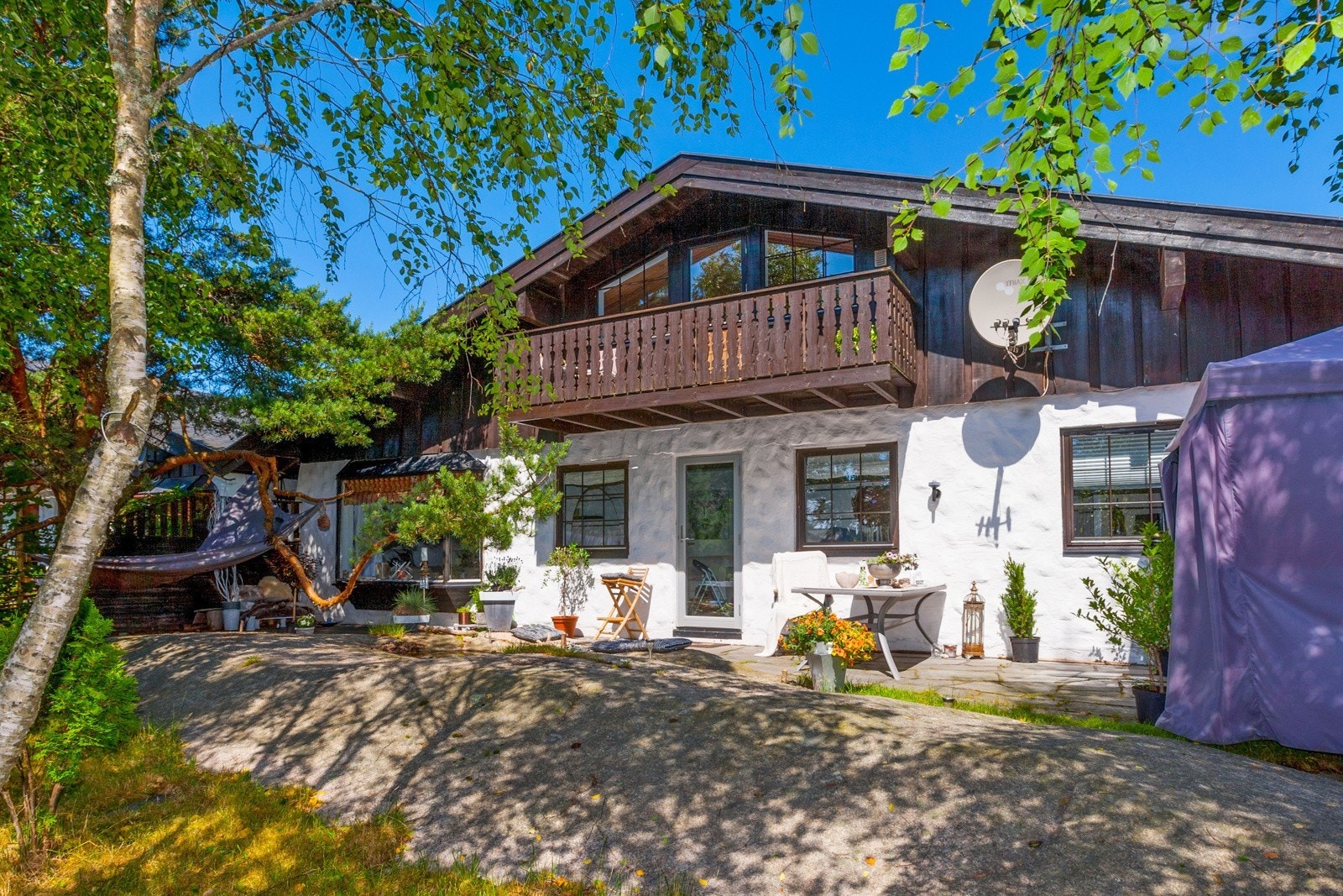 Svært hyggelig bakhage med adkomst fra stuen Galleribilde