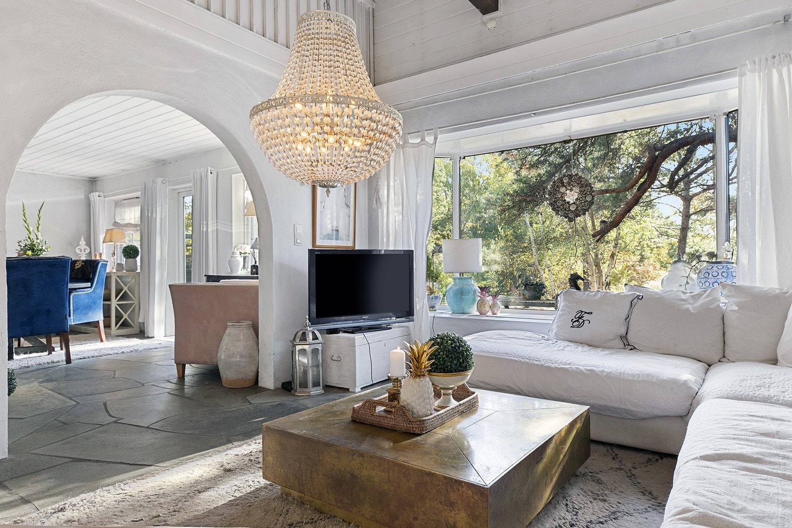 Luftig stue med god takhøyde og mye lysinnfall Galleribilde