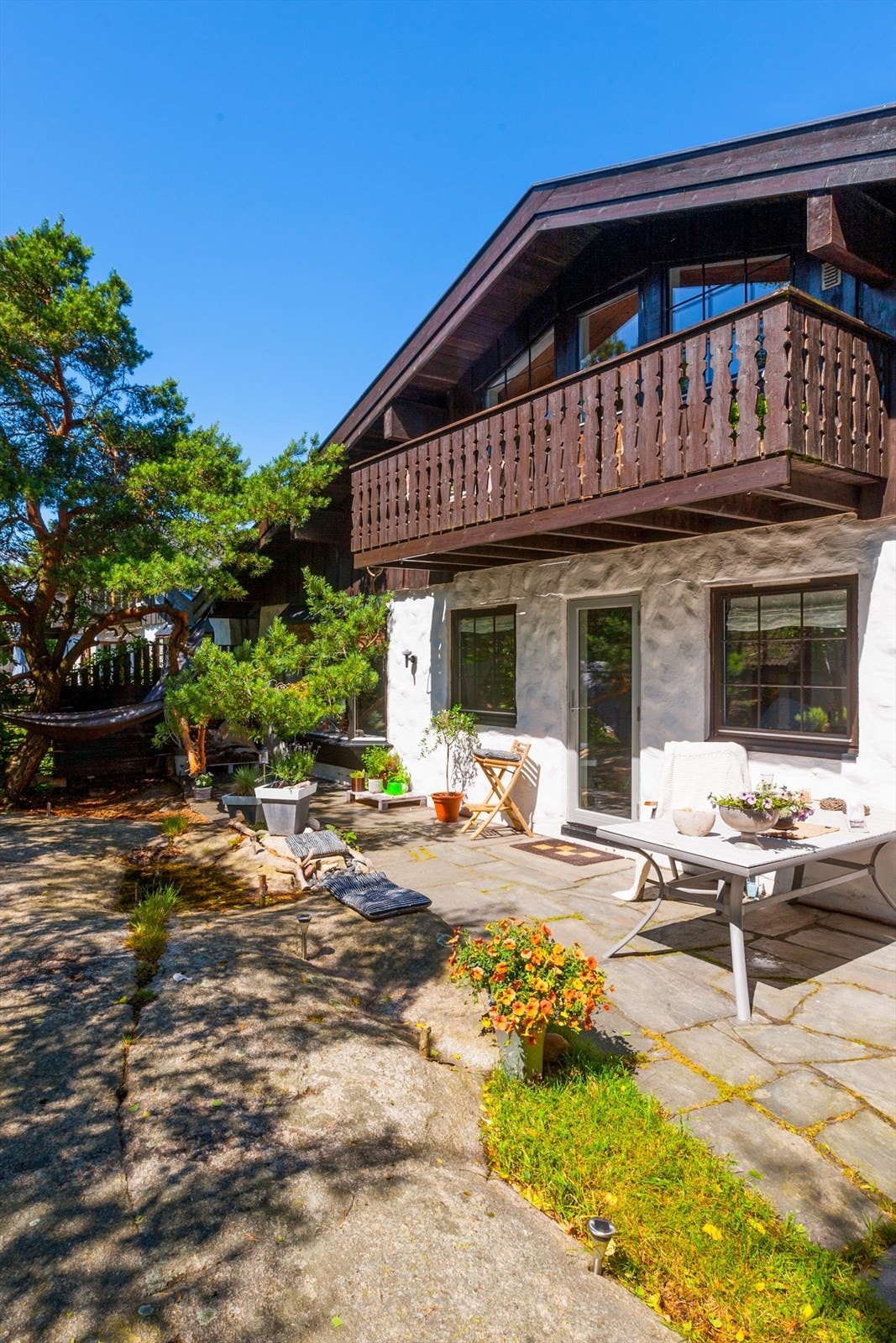 Hagen byr på flere hyggelige sittegrupper Galleribilde