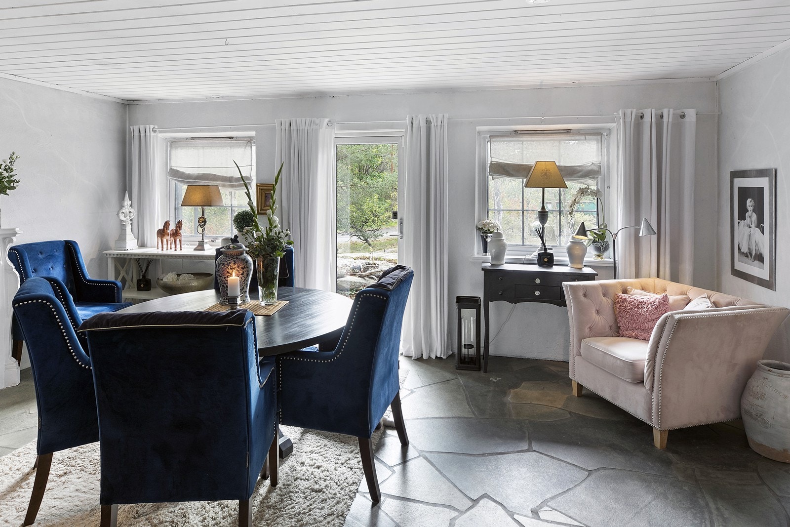 Fra spisestuen er det utgang til den sydvendte skiferbelagte plattingen og hagen Galleribilde