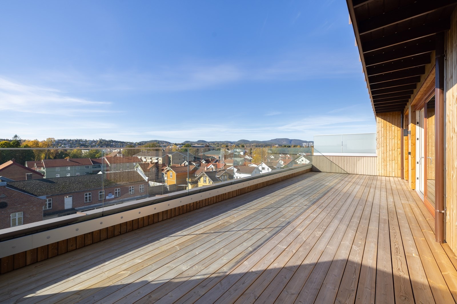 Terrassen har trykkimpregnerte gulvbord og rikelig med plass til utemøblement, fin utebelysning og dobbelt el-stikk. Galleribilde