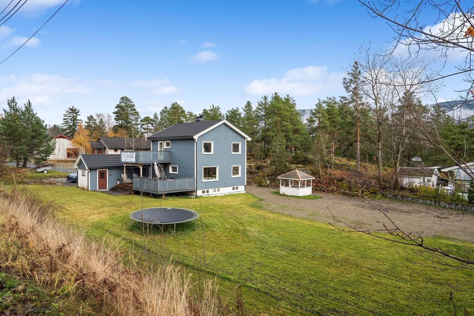 Romslig hage med mange muligheter Galleribilde