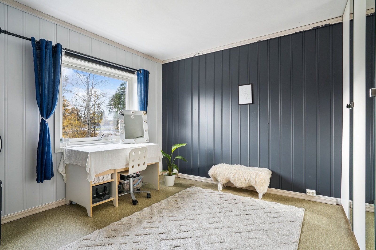 Soverom 3 med god plass til oppbevaring og mye naturlig lys. Galleribilde