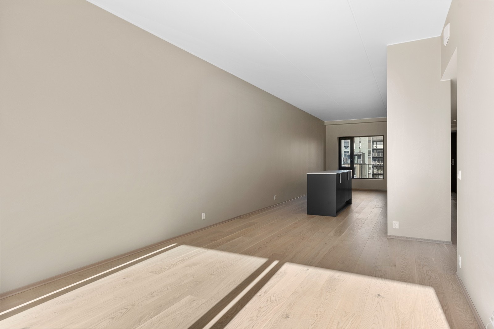 Leiligheten er gjennomgående med vinduer i begge ender Galleribilde