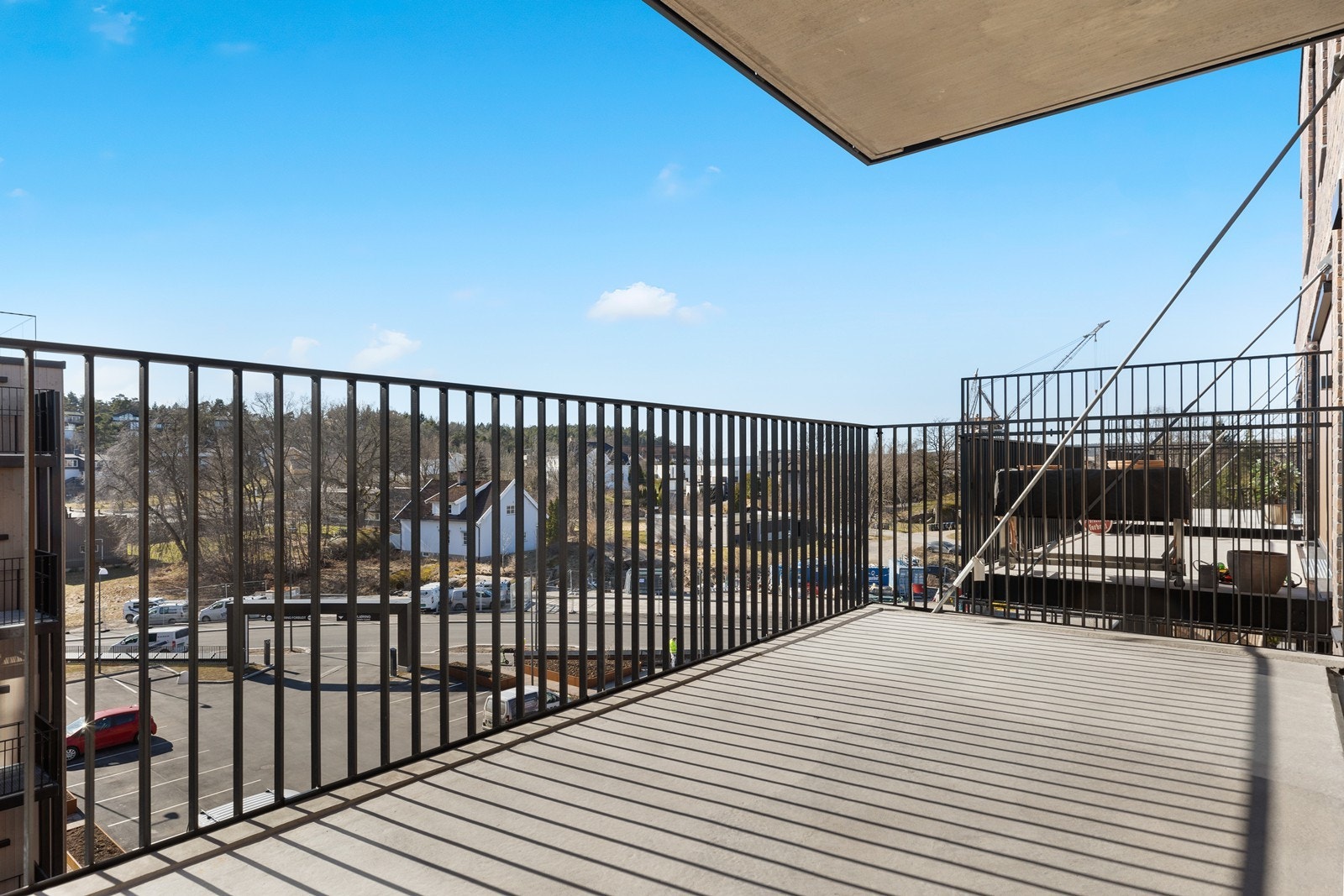 Leiligheten har en stor, solrik balkong på ca. 14 kvm Galleribilde