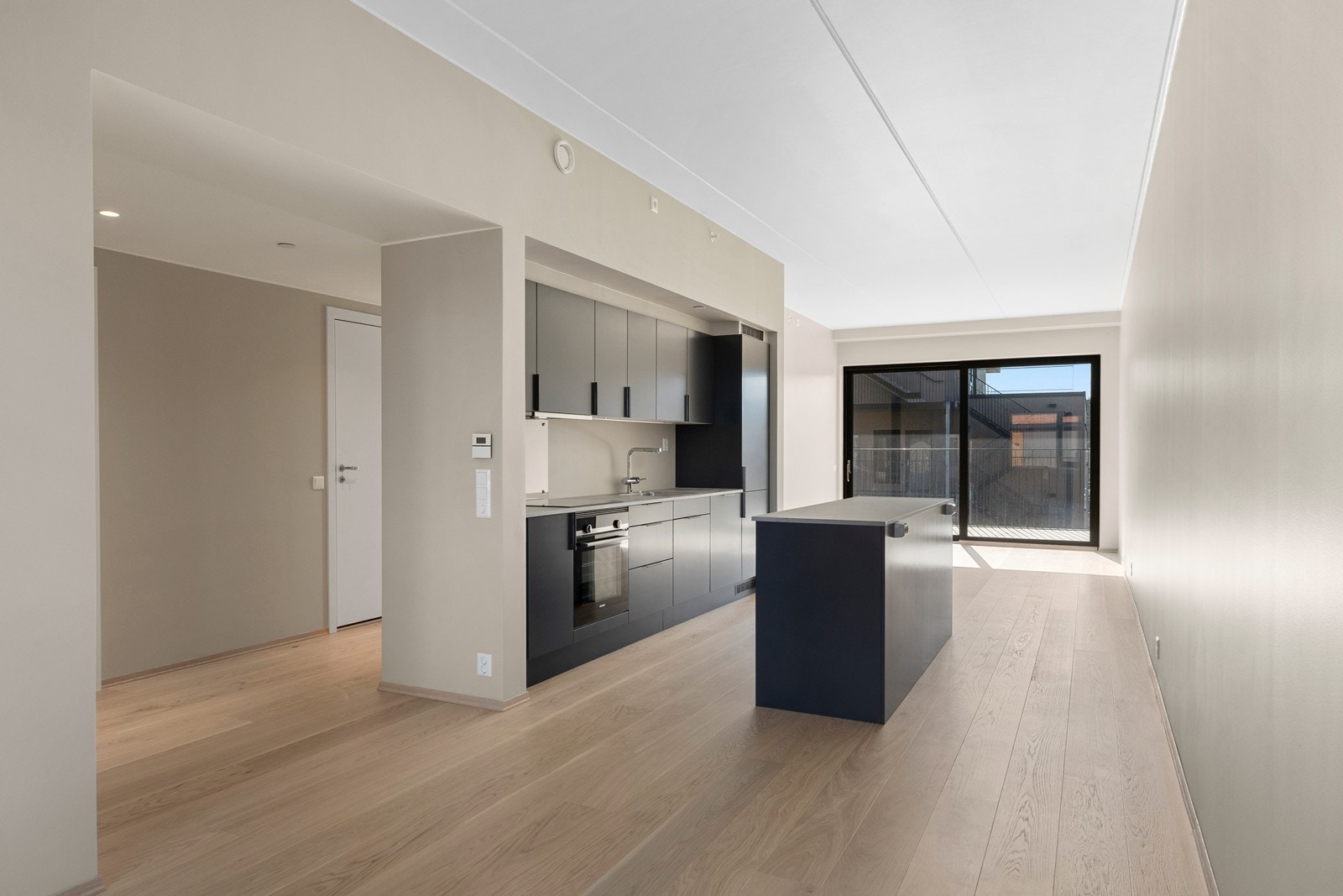 Med gjennomgående lys og en moderne utførelse skapes en luftig og stilren atmosfære Galleribilde