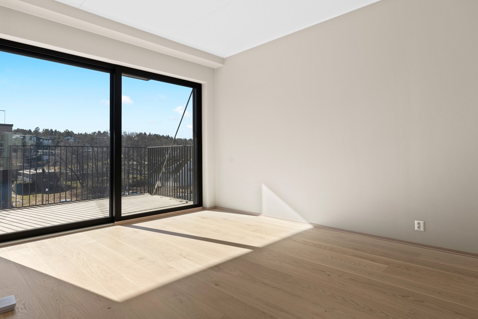 Leiligheten, tegnet av Griff Arkitektur, har en gjennomgående høy standard med kvalitetsmaterialer og stilrene detaljer Galleribilde