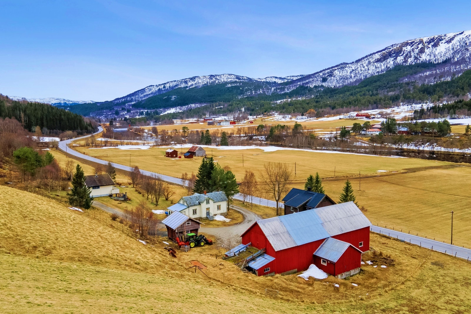 Sjarmerende tun på drøye 9 mål. Galleribilde