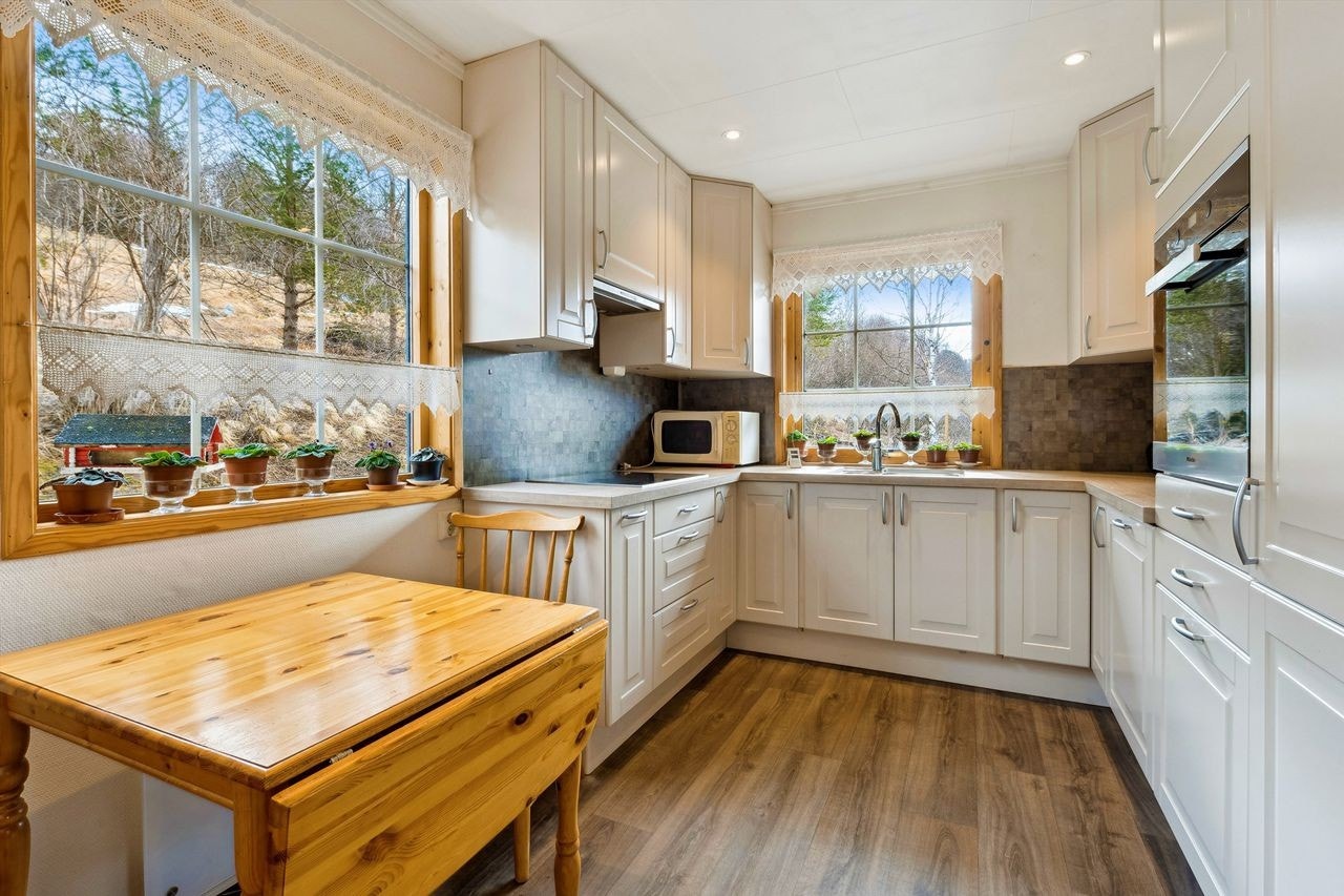 Kjøkkenet er utstyrt med platetopp, stekeovn i høyskap, integrert kjøleskap og oppvaskmaskin. Galleribilde