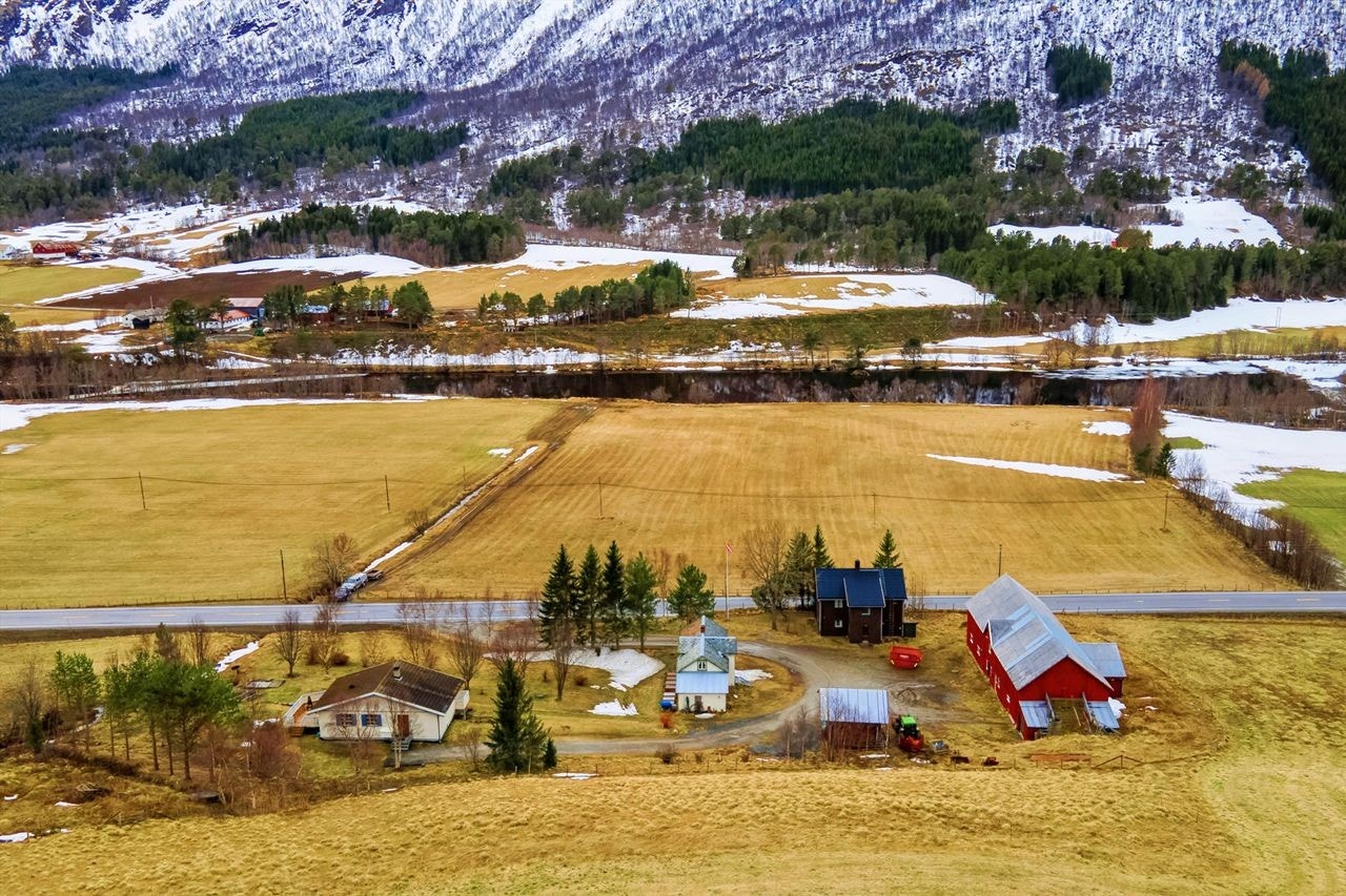Fjøset har vært benyttet til sauehold for inntil noen år siden. Brukes i dag som garasje og lager. Galleribilde