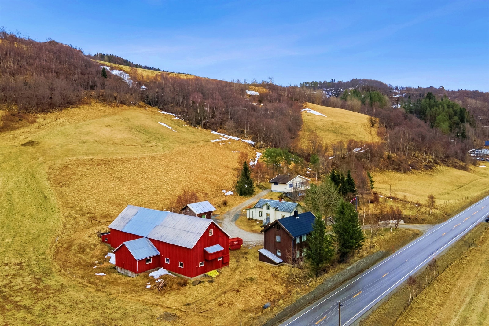 Fra eiendommen er det 2 km til dagligvarebutikk på Yset. Der finner man også bensinstasjon, hotell med restaurant, lysløype m.m. Galleribilde