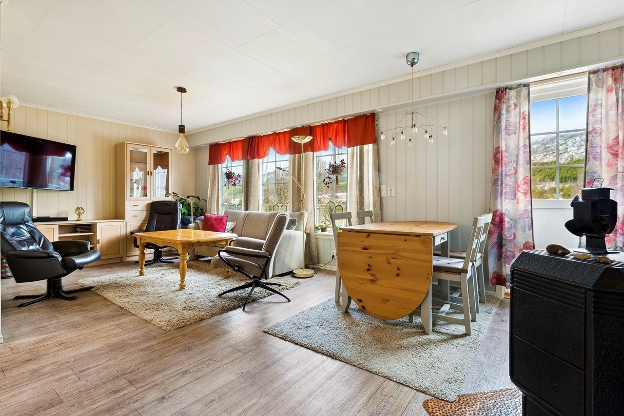 Boligens 1. etasje består av gang, bad, kjøkken, stue og soverom Galleribilde