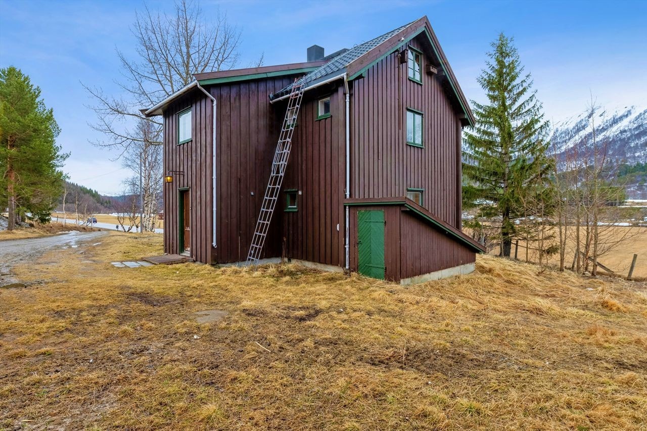 Det gamle våningshuset har strøm, vann og avløp tilkoblet, men krever totalrenovering dersom det skal benyttes som helårsbolig. Galleribilde