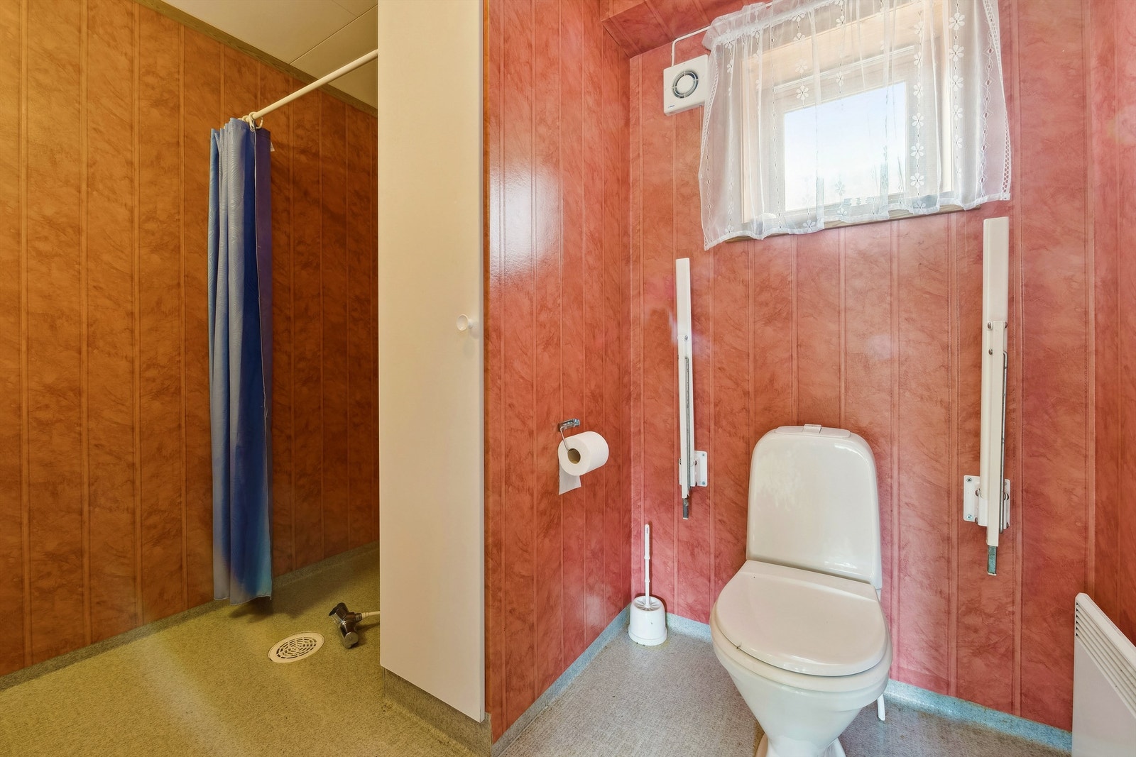 Enkelt bad med belegg på gulv og våtromstapet på vegger. Utstyrt med servant, toalett og dusjnisje. Rehabilitering må påregnes. Galleribilde