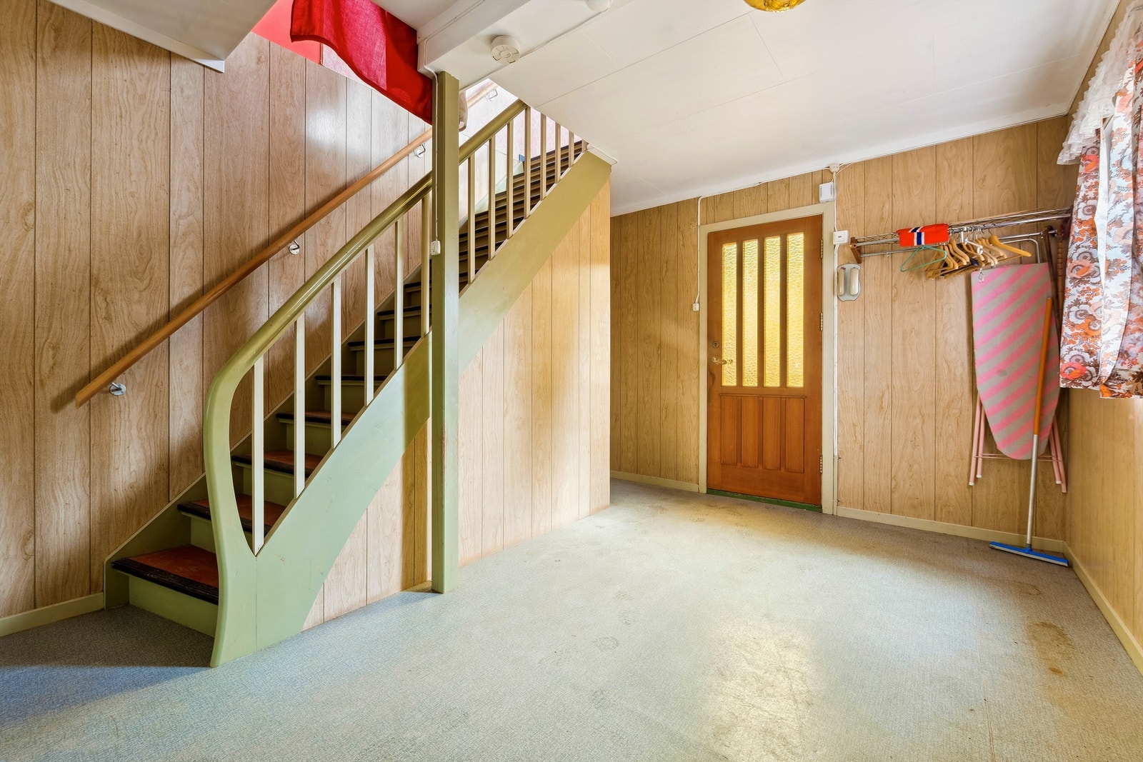 Bygningen er over to etasjer med kjeller. Galleribilde