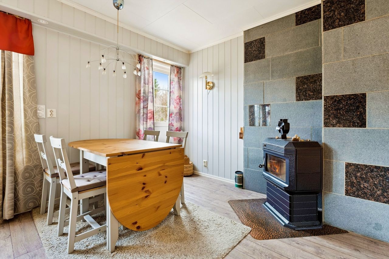Stuen har fin plass for både sofamøblement og en liten spisestue. Galleribilde