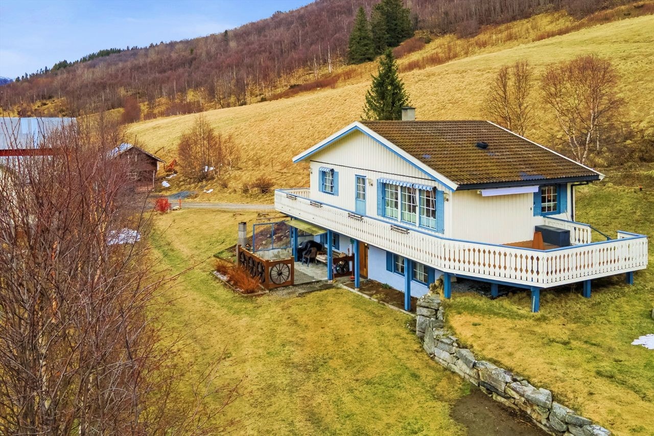 Velholdt bolighus fra 1989 over to etasjer. Galleribilde