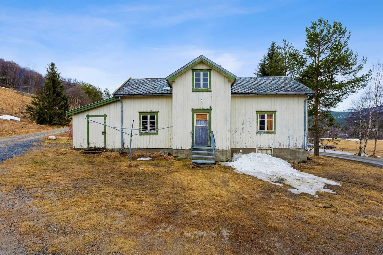 Sommerstue fra 1955 med enkel standard uten vann eller avløp. Galleribilde