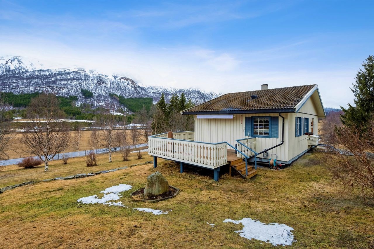 Pent opparbeidet hage med solrike forhold og flott utsikt Galleribilde