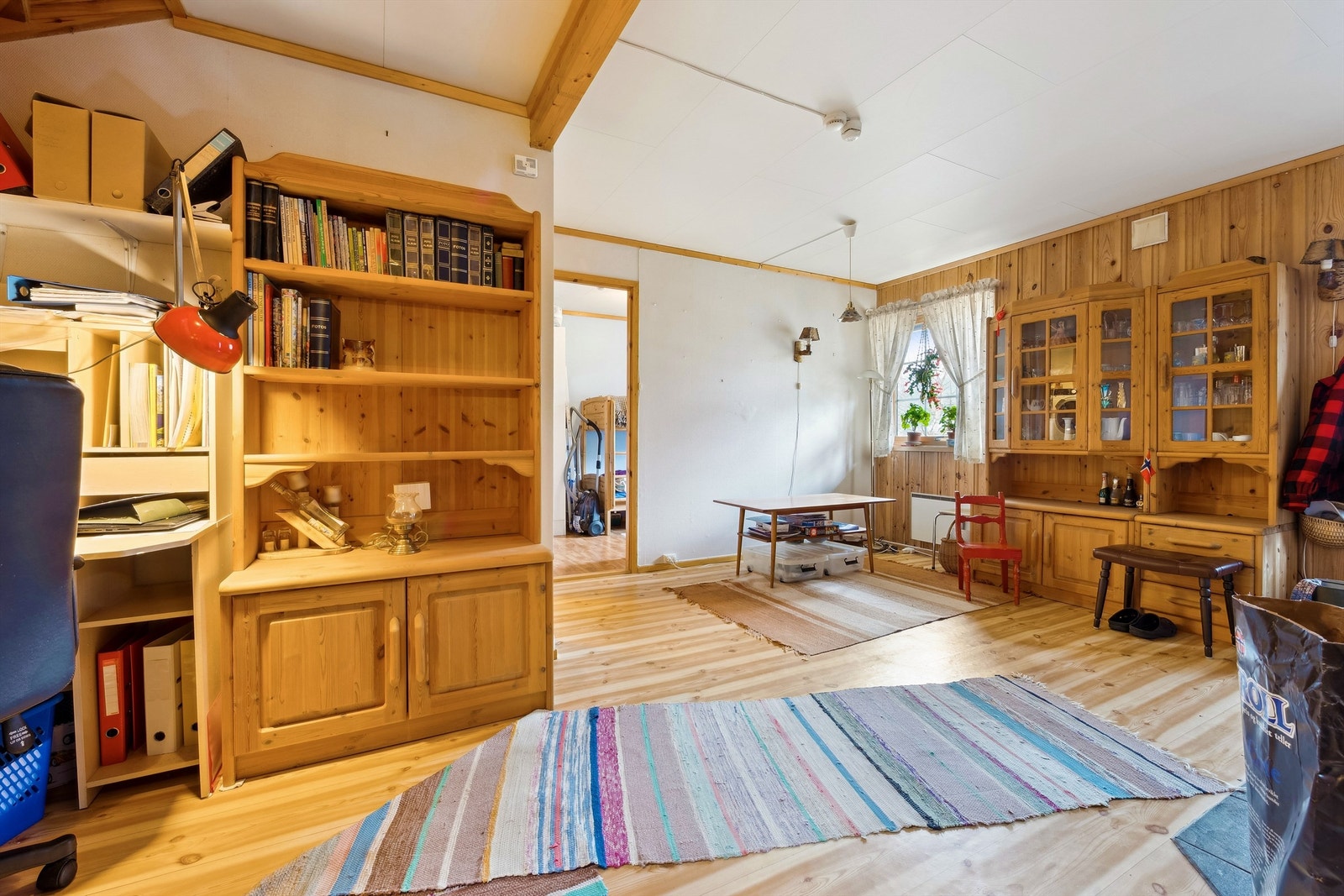 Kjellerstuen har gode møbleringsmuligheter. Rommet er utstyrt med en Dovre peisovn med klebersteinsmotiv. Galleribilde