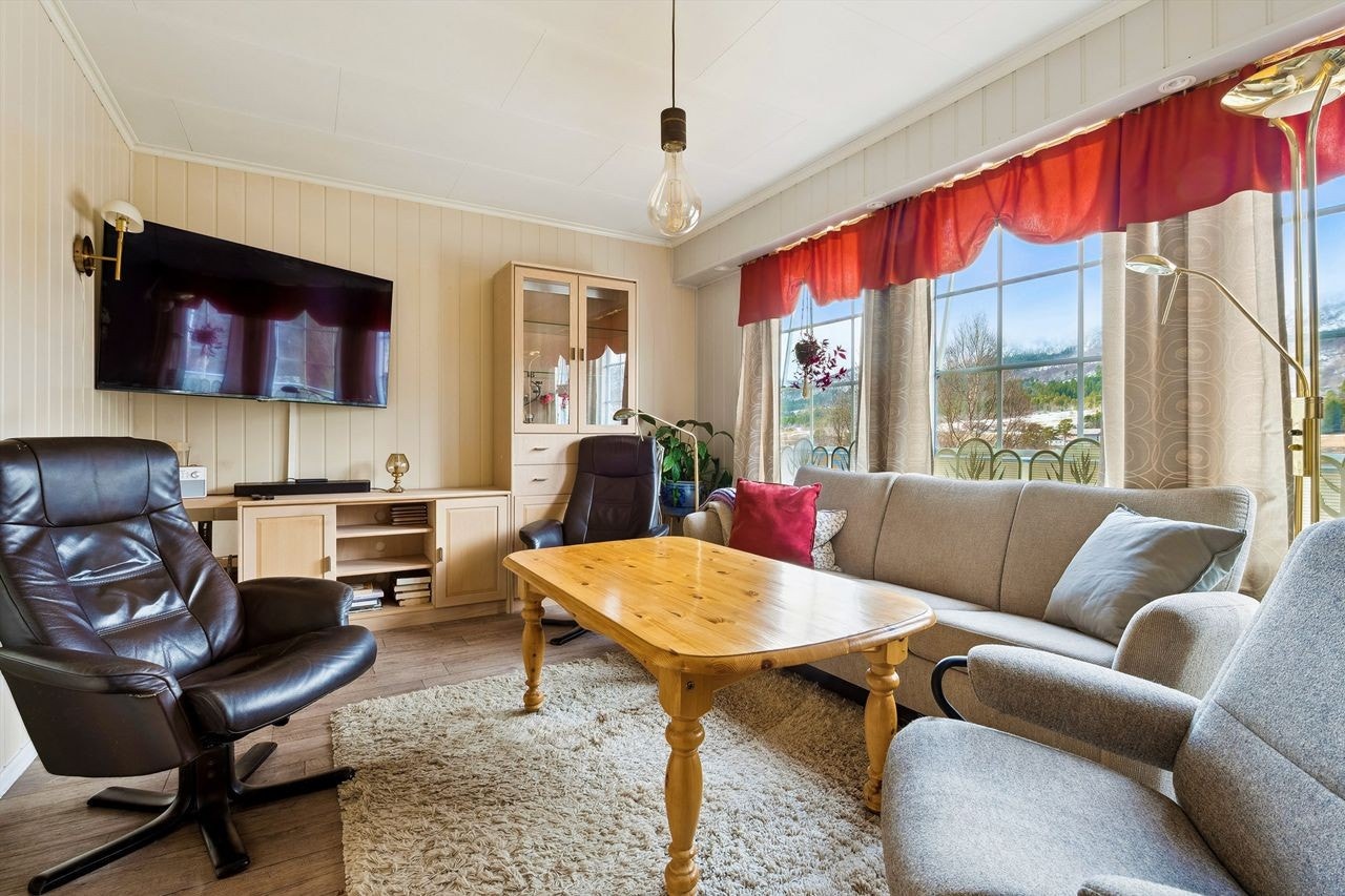 Stuen har god størrelse og store vindusflater som gir rikelig med naturlig lys og flott utsikt. Galleribilde