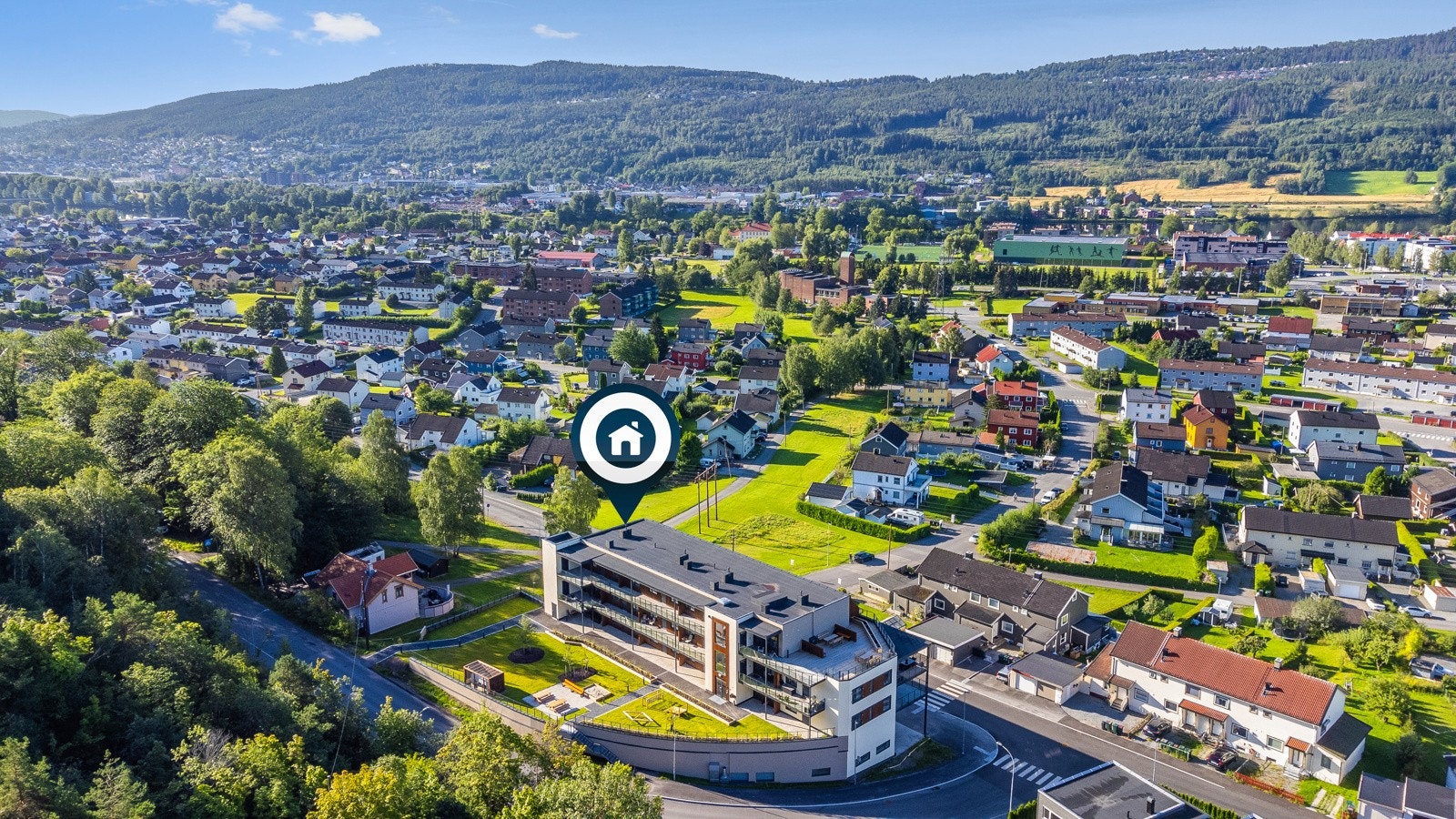 Boligen ligger i et område som kombinerer det praktiske med det estetiske. Galleribilde