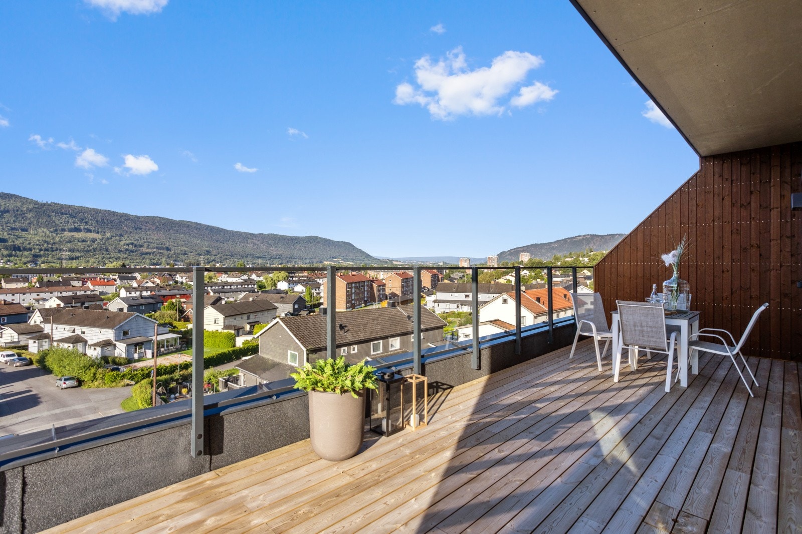 Stor balkong med utsikt over nabolaget. Galleribilde