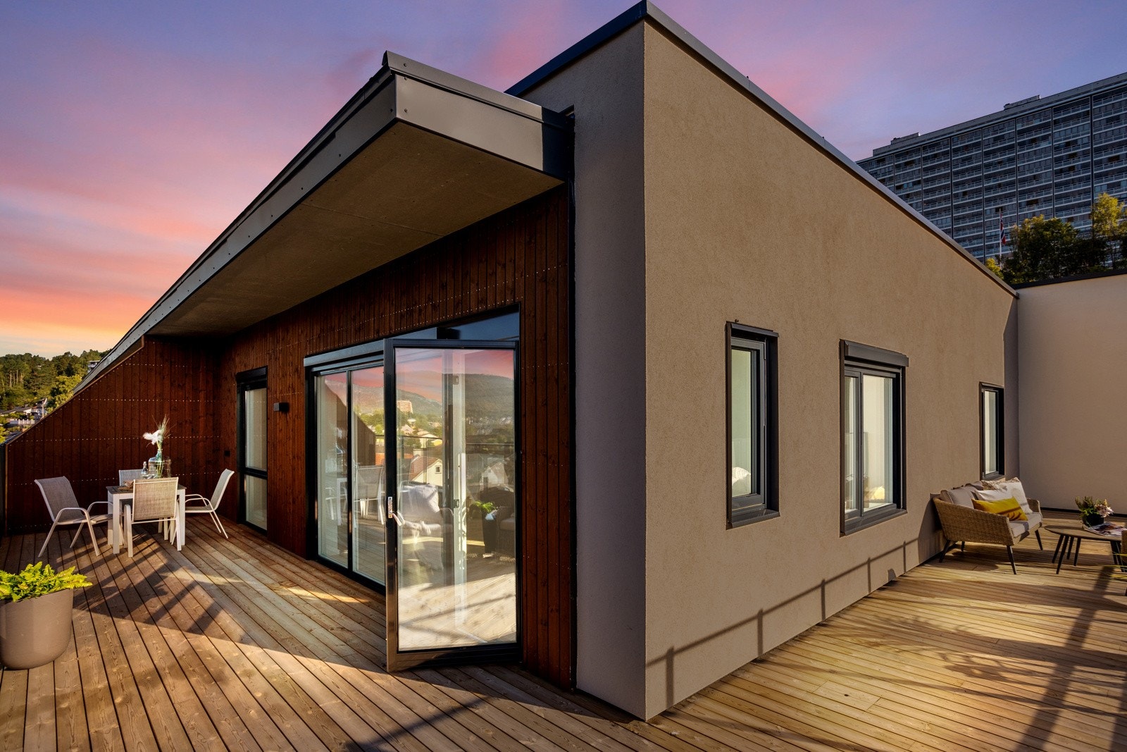 Moderne bolig med stor balkong og store vindusflater som gir rikelig med naturlig lys. Fantastisk utsikt mot åsene. Galleribilde