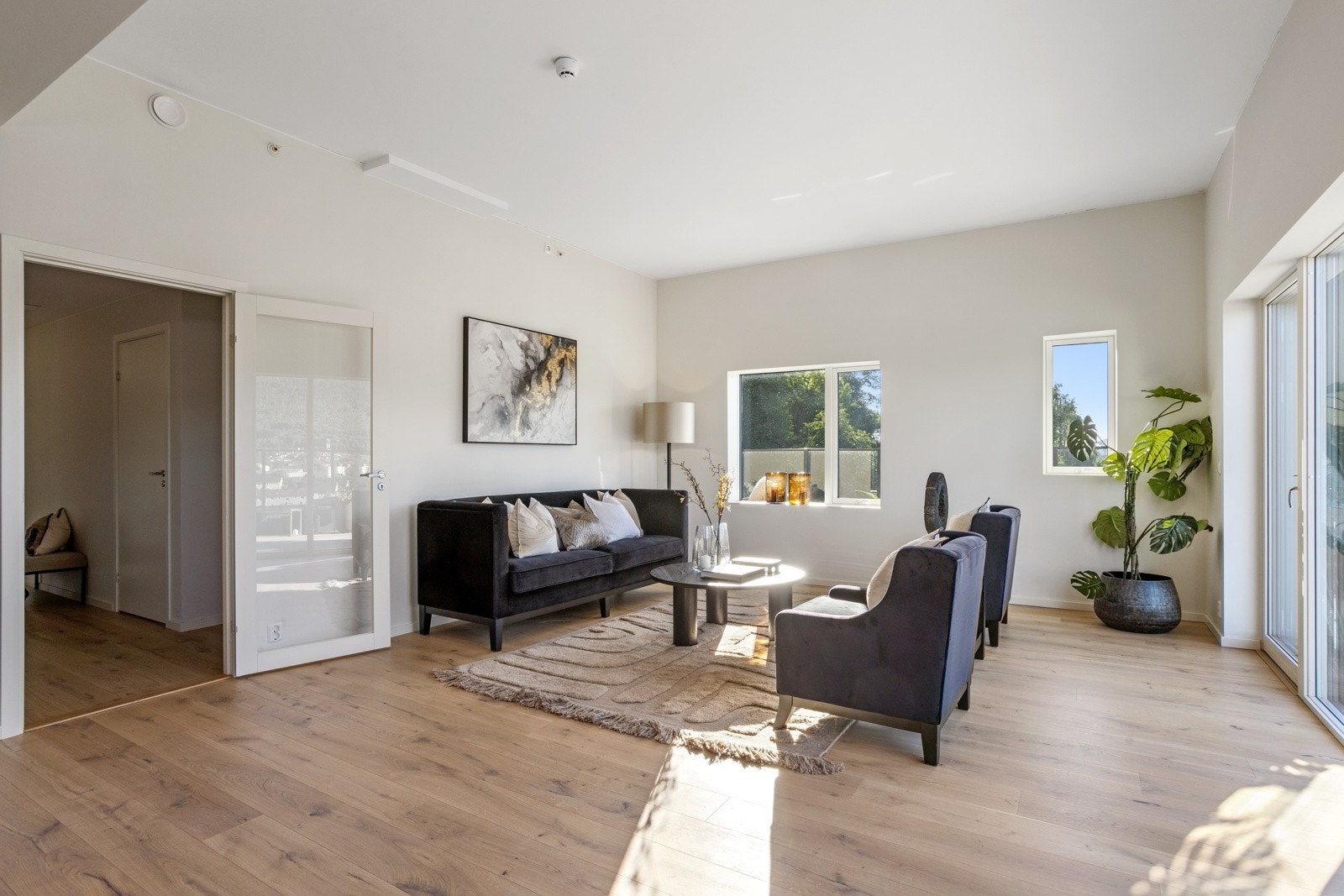 Lyst og romslig stue med store vinduer som gir godt med naturlig lys. Galleribilde