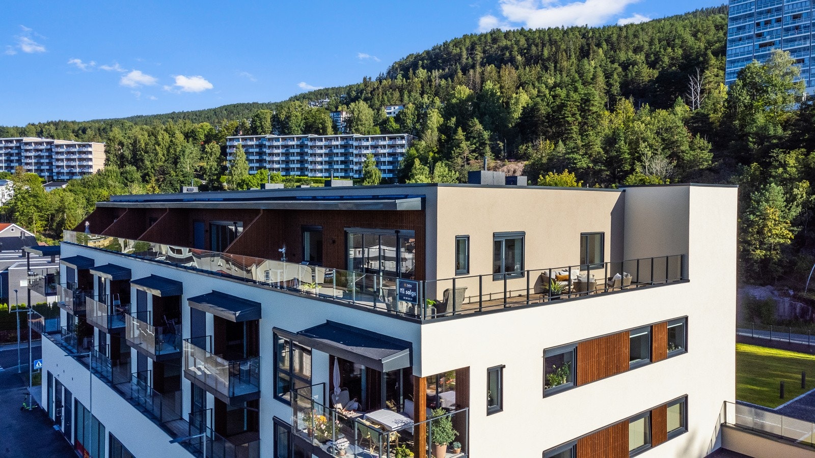 Moderne leilighetsbygg med store balkonger og grønne omgivelser. Galleribilde