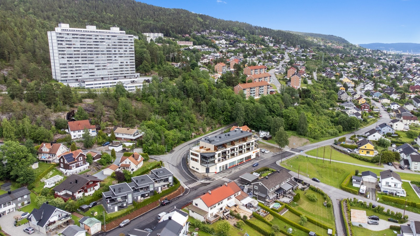 Bygningen er plassert slik at du får gode solforhold, spesielt på de sydvestvendte balkongene og takterrassene Galleribilde