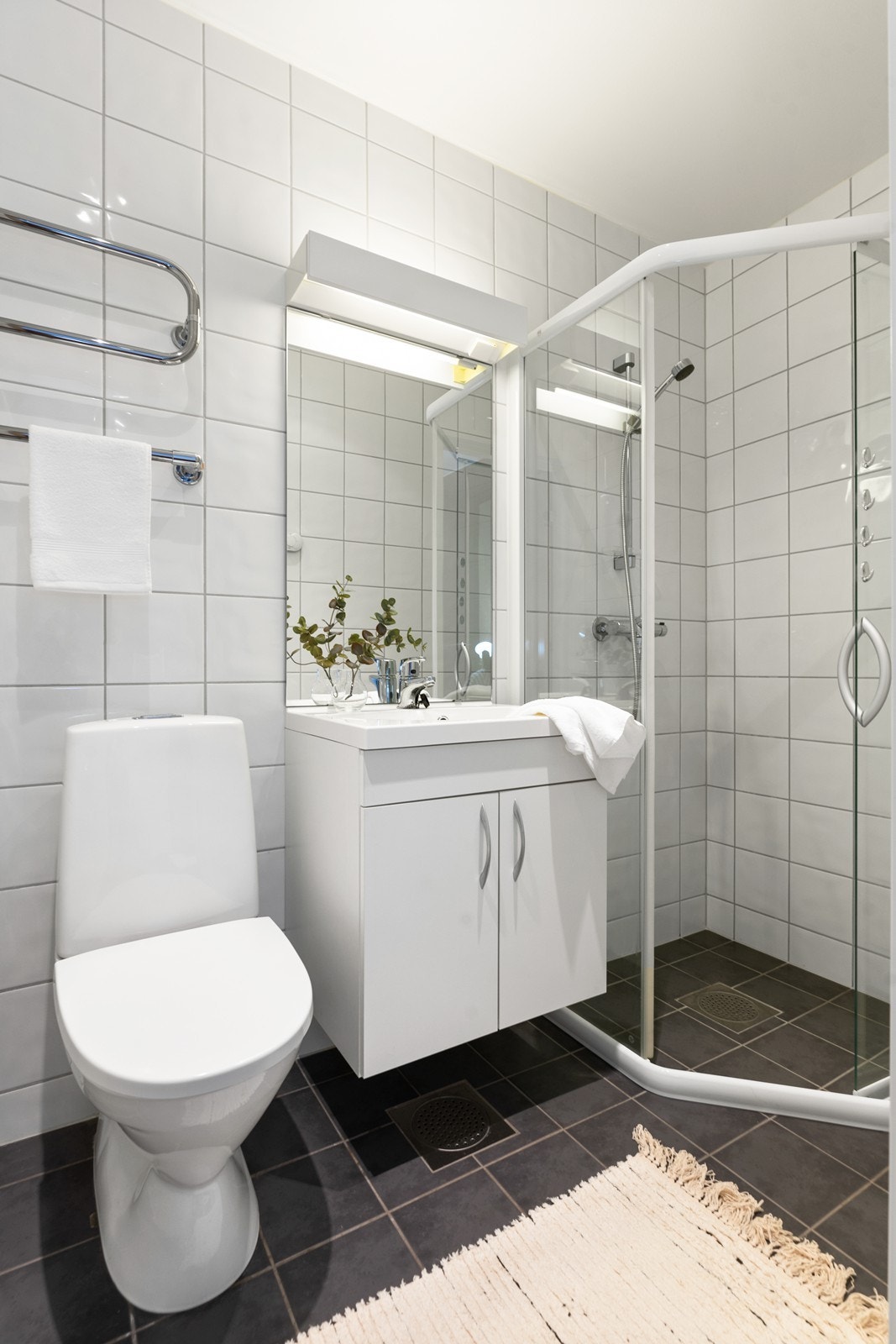 Bad nummer to med dusj og WC - perfekt for gjester eller som ekstra komfort Galleribilde