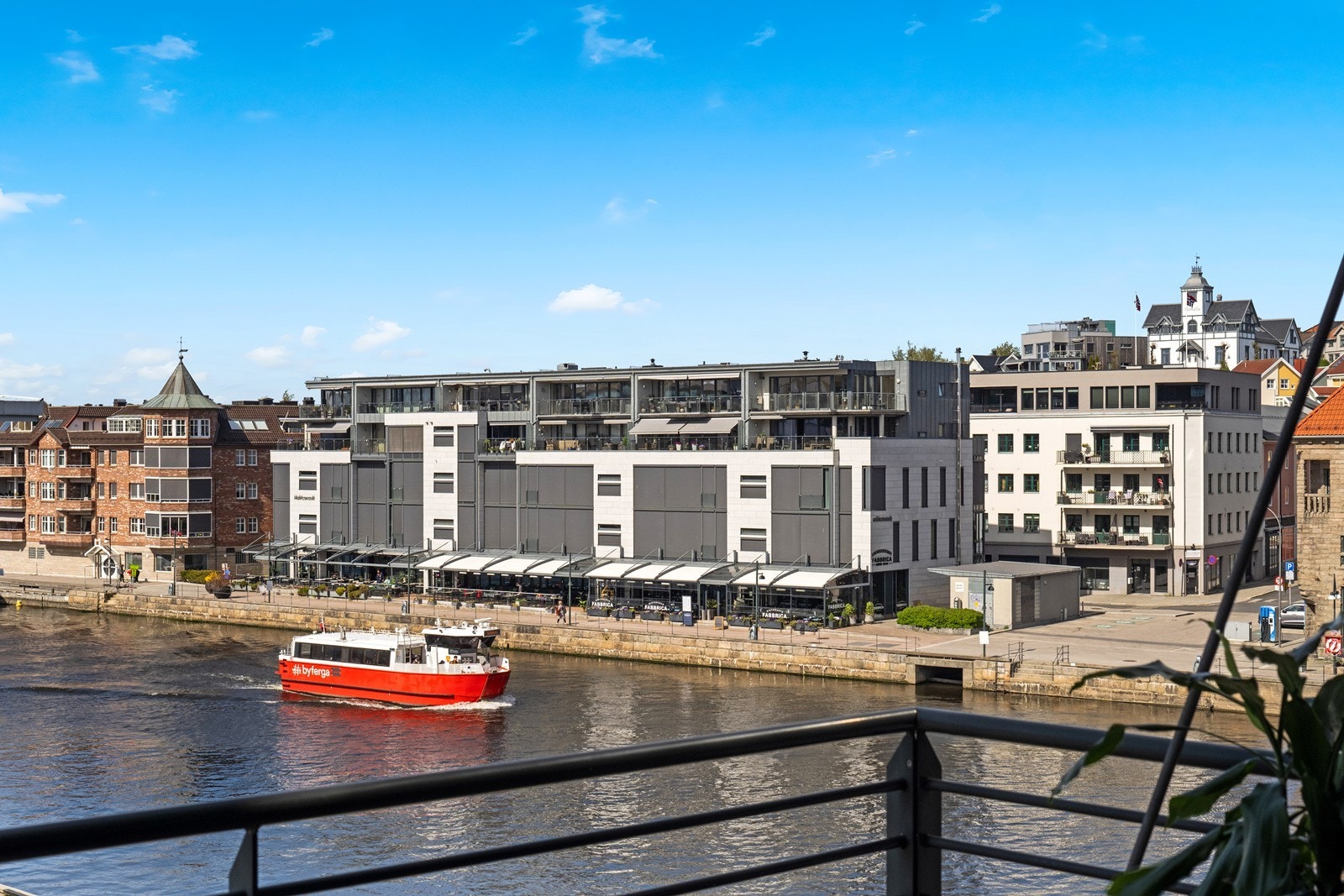 Nordvestvendt og overbygget balkong med plass til sittegruppe og flott utsikt mot bryggepromenaden Galleribilde