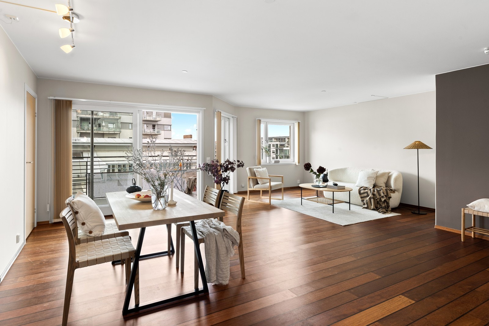 Stuen har god plass til både sofagruppe og spisebord - perfekt for hverdag og gjester Galleribilde