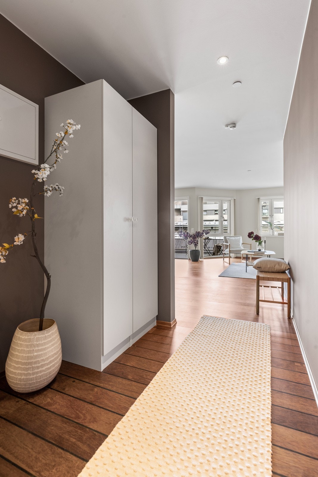 Velkommen inn! Innbydende entré med god plass til yttertøy i garderobeskap Galleribilde