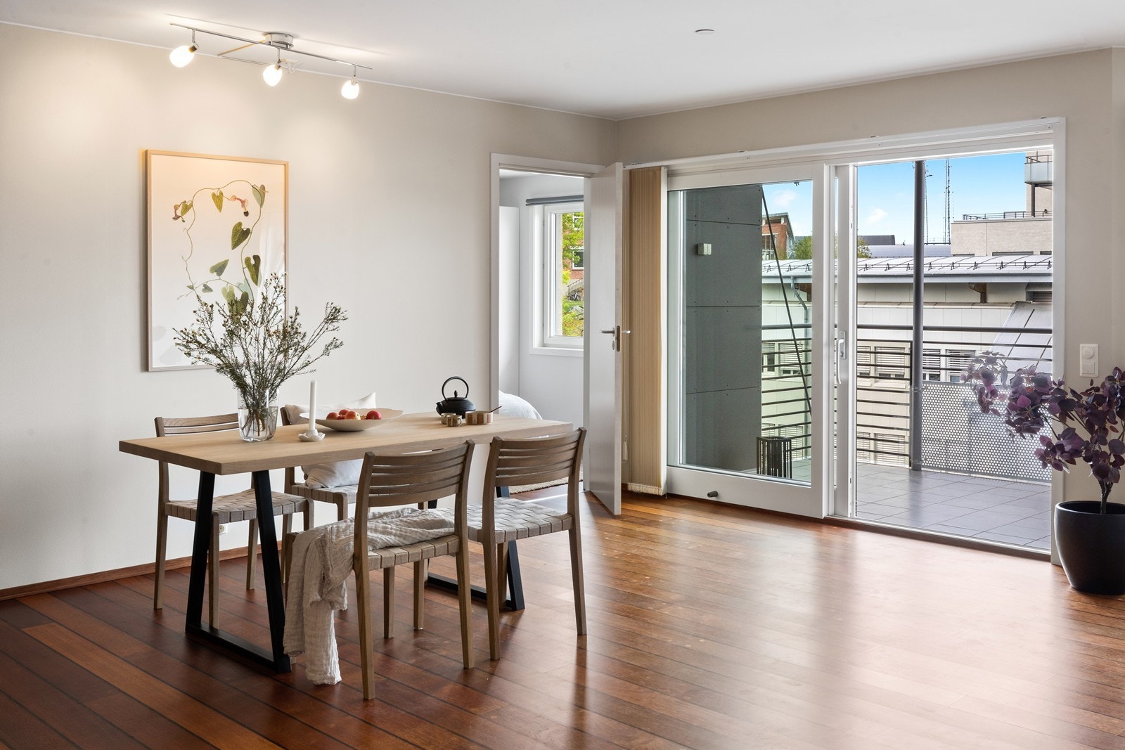 Leiligheten har i dag ett soverom, men i bygningstegningene fra kommunen er det stipulert et soverom nummer 2. Selger tilbyr å bekoste og sette opp dette ekstra soverommet etter avtale, dersom kjøper ønsker det. Galleribilde