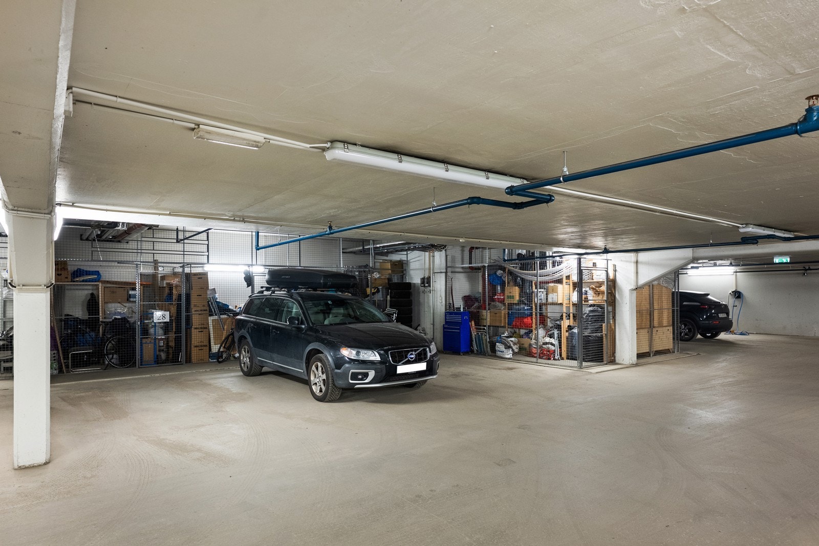 Egen parkeringsplass i kjeller og bod på innsiden Galleribilde