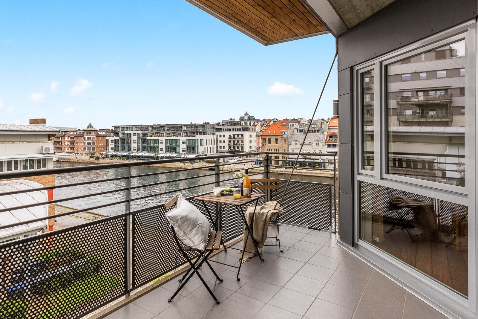 Utgang til balkongen fra stuen - forleng stuearealet i sommerhalvåret Galleribilde