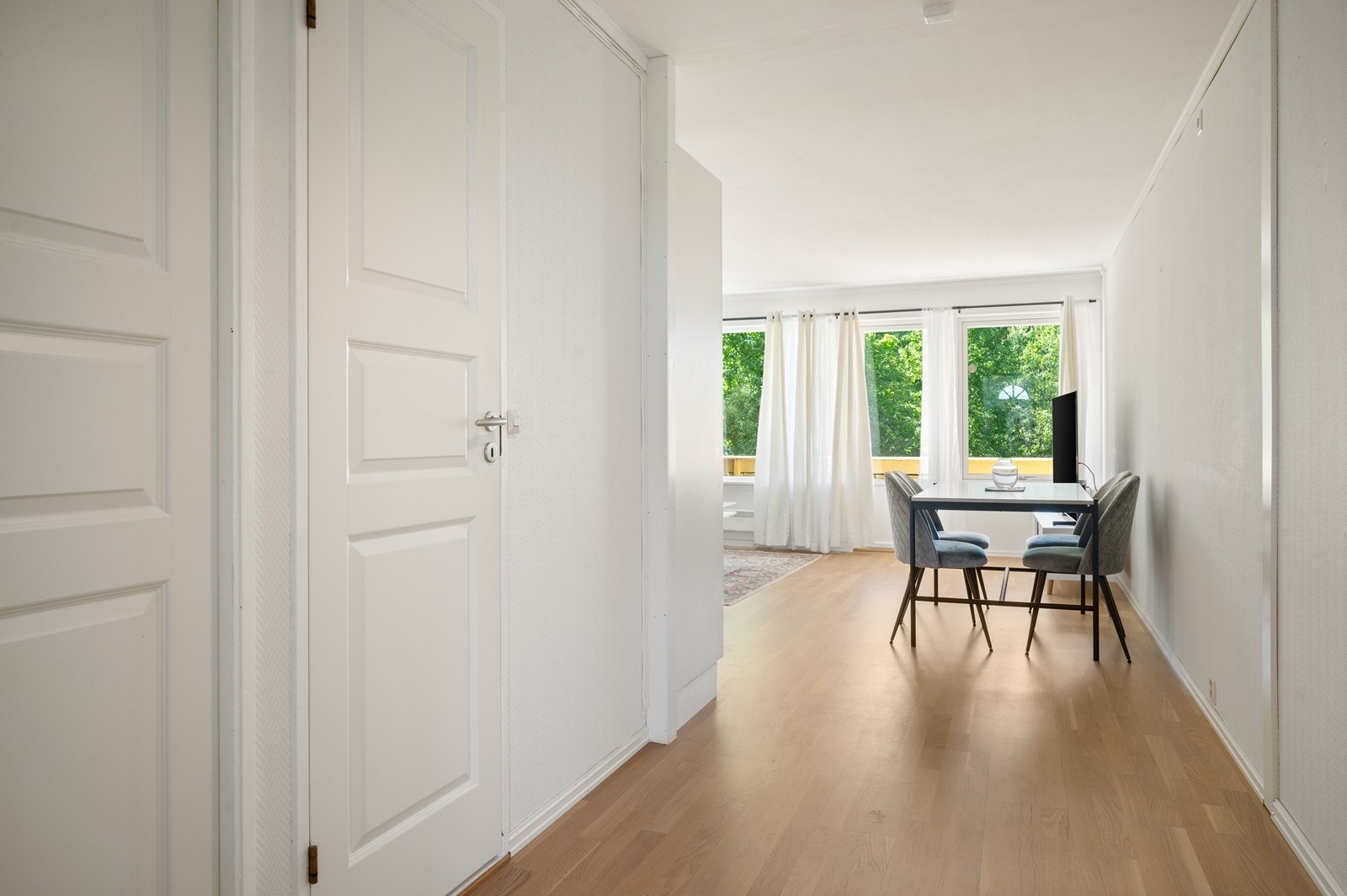 Lys og luftig stue med store vindusflater som slipper inn rikelig med naturlig lys. Galleribilde