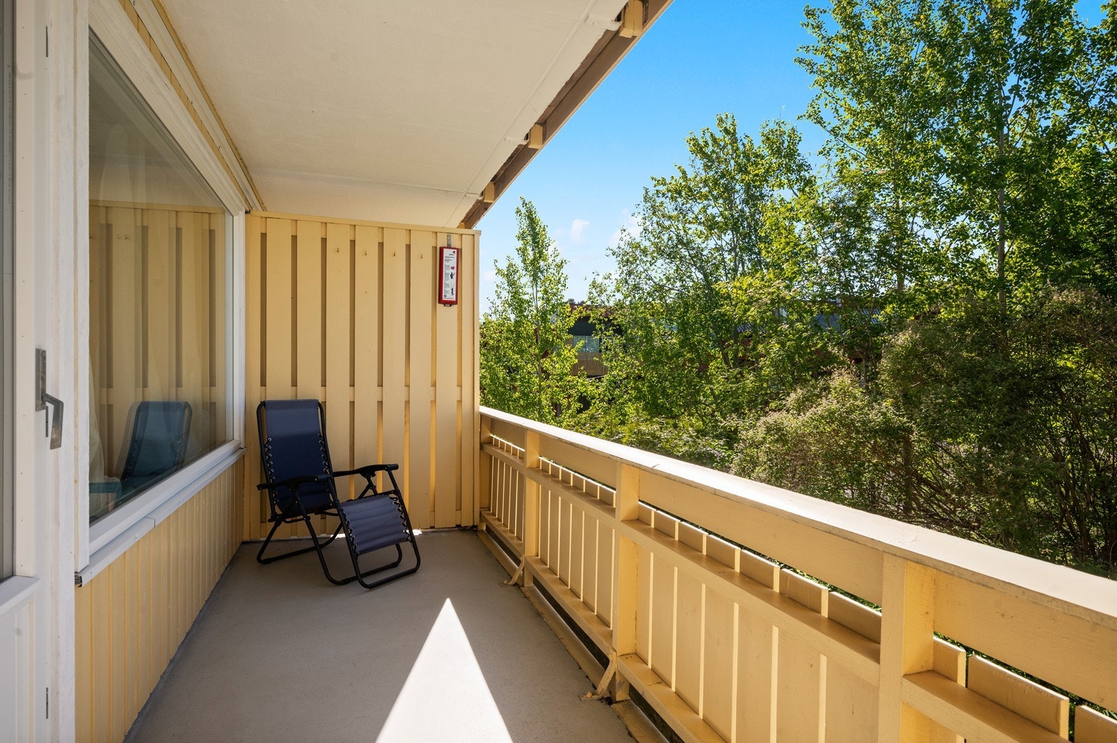 Solrik balkong med utgang fra stuen - ca. 8 kvm og god plass til utemøbler. Galleribilde